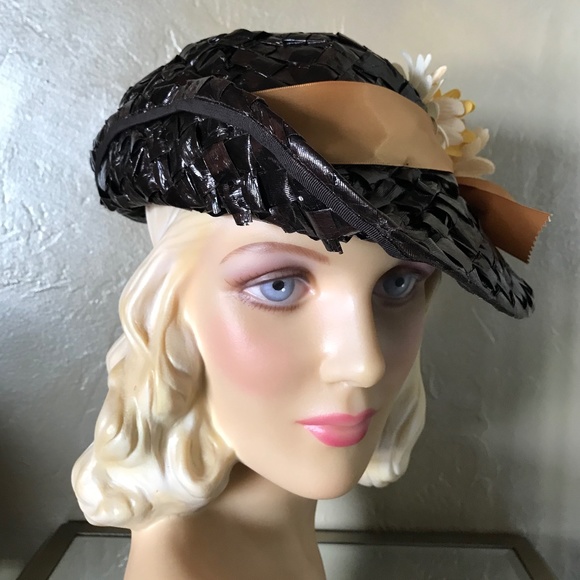 SWEET 1950s\' BROWN RAFFIA FEDORA WITH A GOLD FABRIC BAND AND FABRIC DAISIES